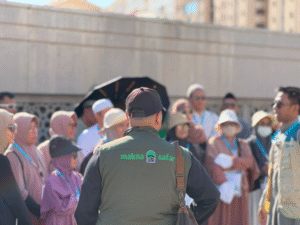 Petugas Makna Safar mendampingi jamaah di area Masjid Nabawi
