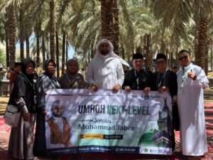 Kebersamaan jamaah Makna Safar bersama Syeikh Muhammad Jaber di kebun kurma Madinah