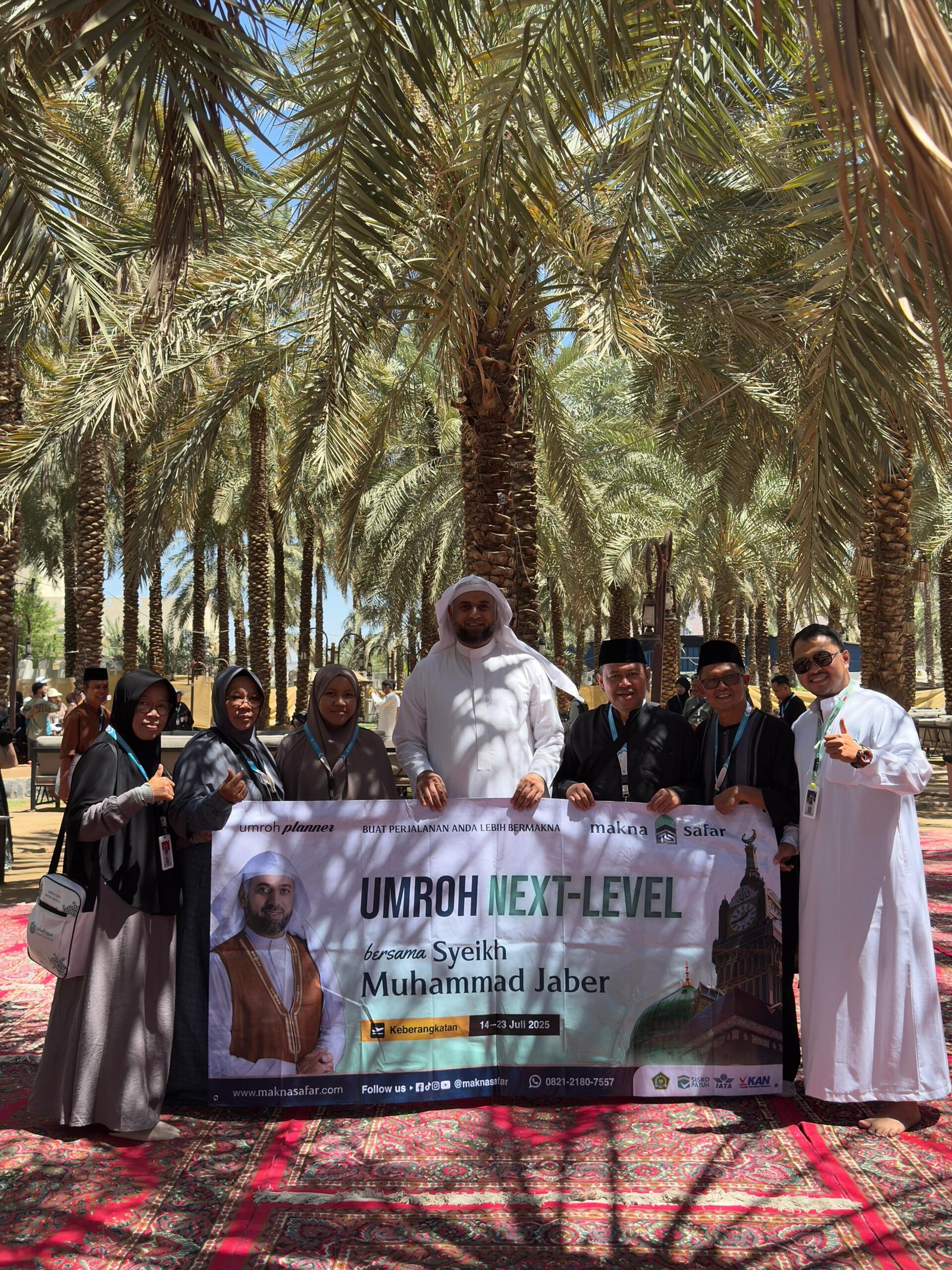 Jamaah umroh Makna Safar berfoto di kebun kurma Madinah bersama Syeikh Muhammad Jaber